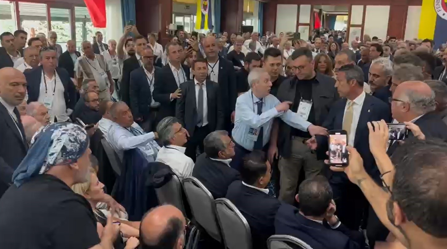Fenerbahçe'de kavga çıktı! Aziz Yıldırım sakinleştirdi!