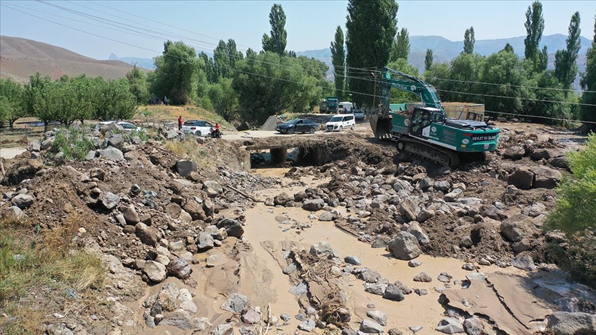 Şiddetli yağışlara sele neden oldu