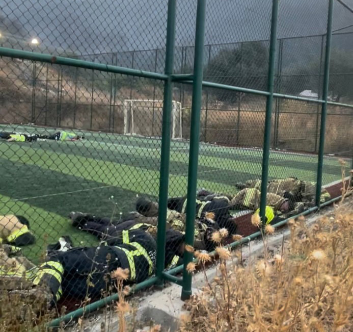 Bursa'daki yangında çalışan itfaiye erleri böyle dinlendi
