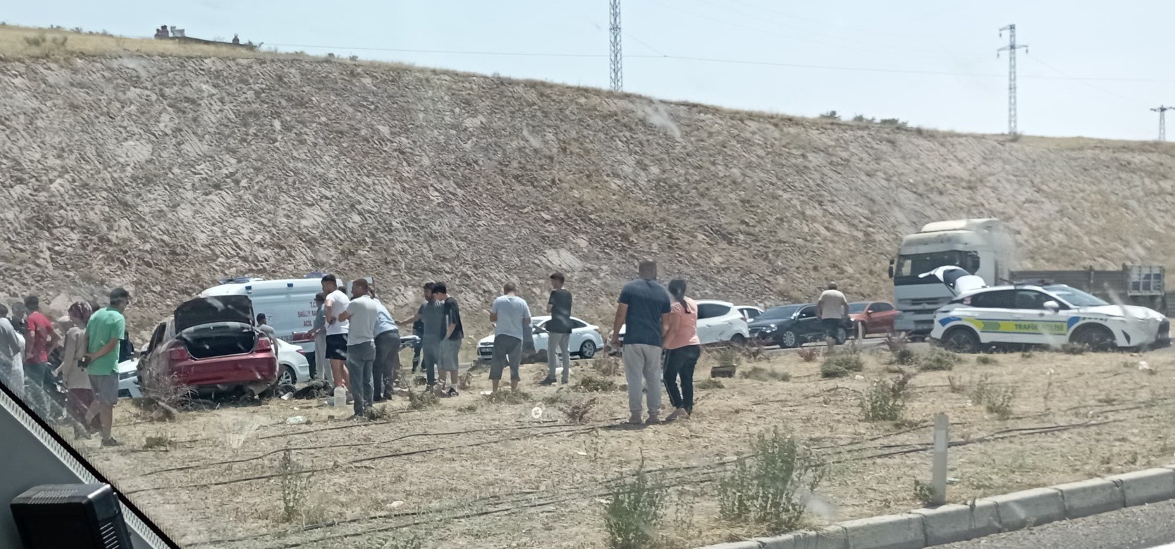 Kayseri - Sivas yolunda 2 araç çarpıştı!