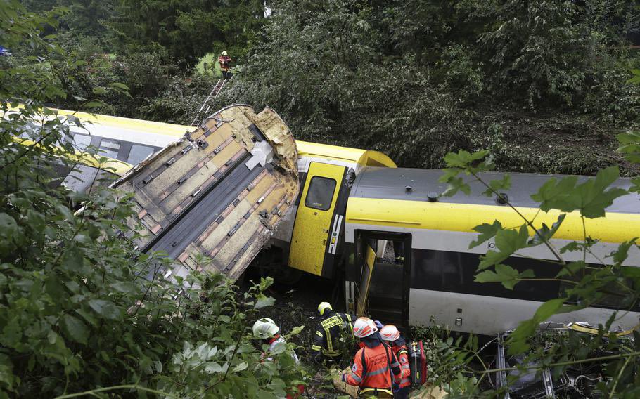 Yolcu treni raydan çıktı: 3 ölü, 41 yaralı
