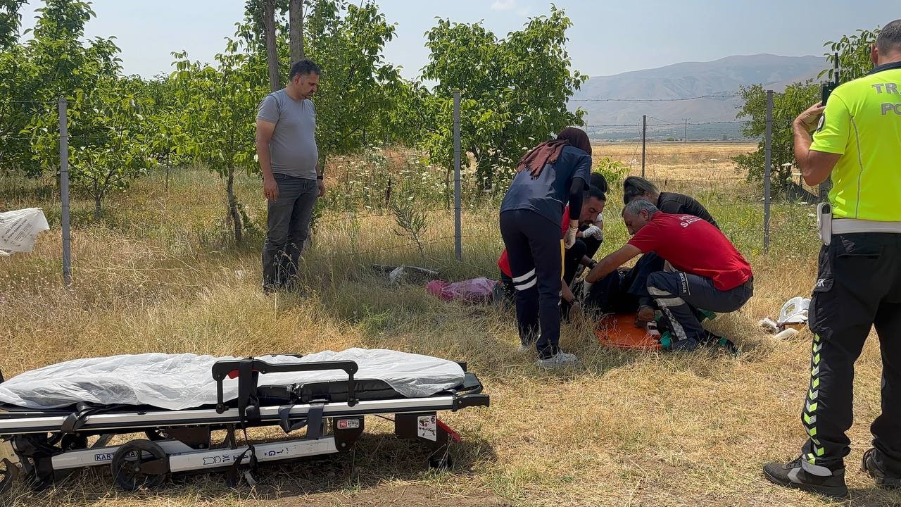 Sivas yolunda otomobil şarampole uçtu