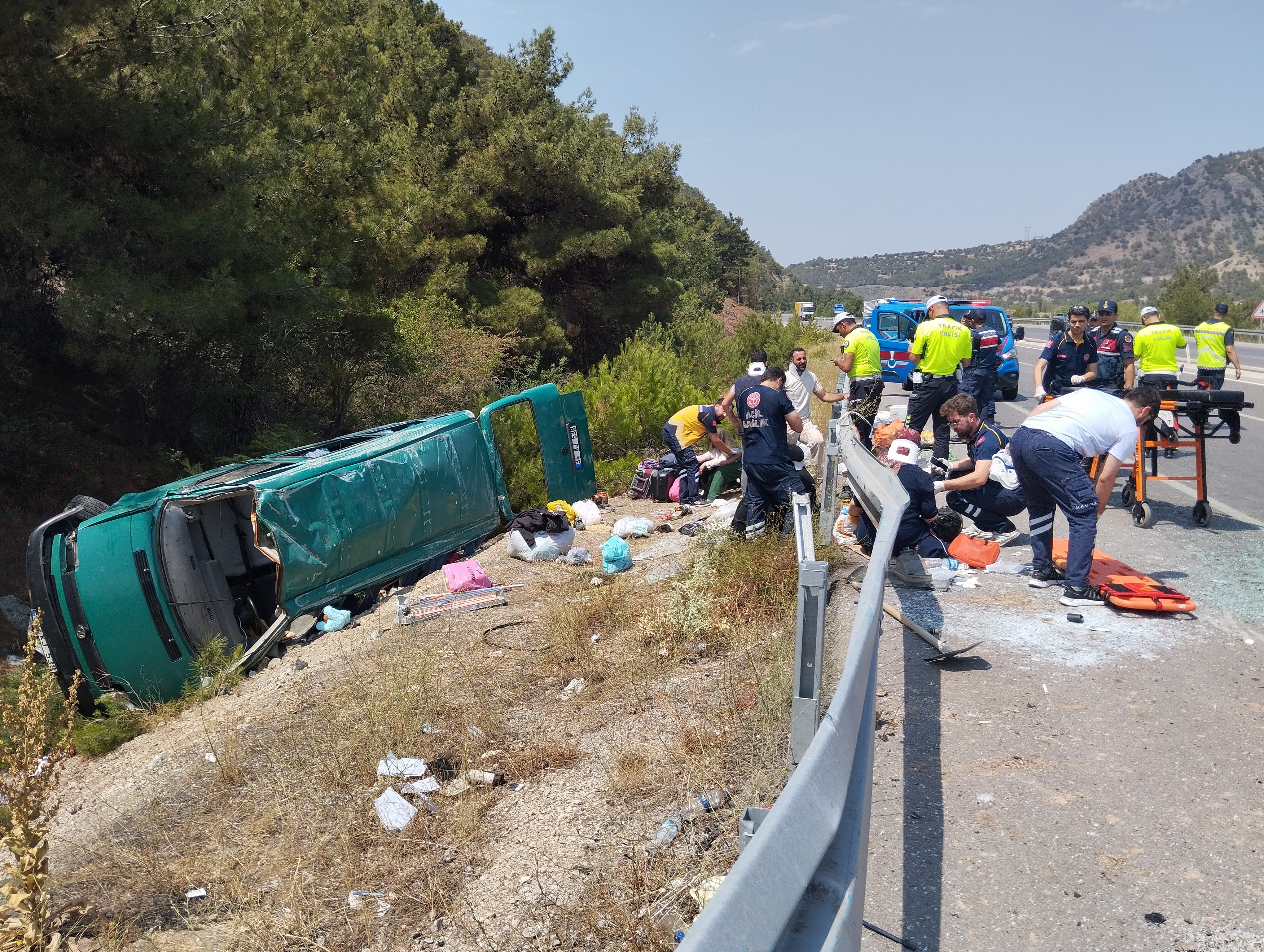 Sivas'ta yoldan çıkan minibüs takla attı: 13 yaralı