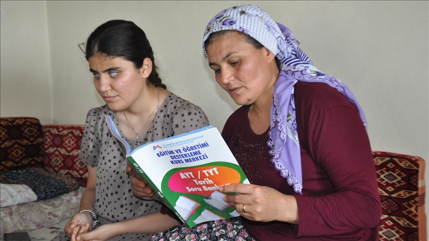 Görme engelli kızının gözü oldu!