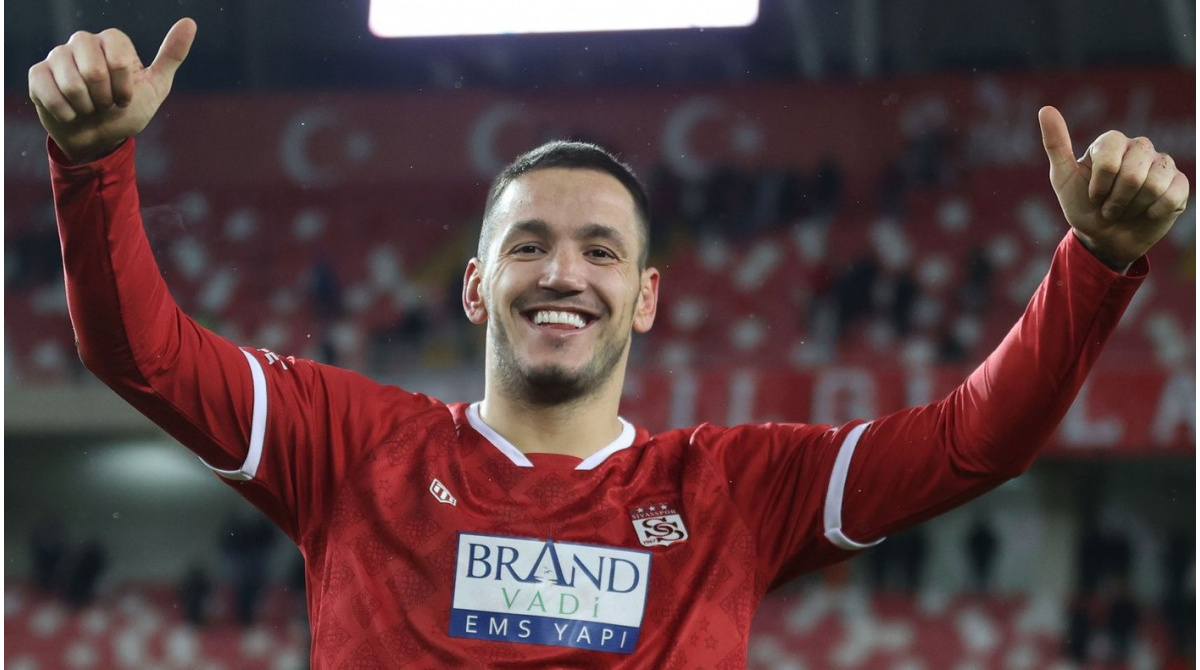 Taraftarın sevgilisi Manaj’a veda