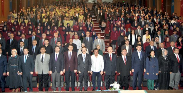 Mehmet Akif´i Anlamak Konulu Konferans Verildi