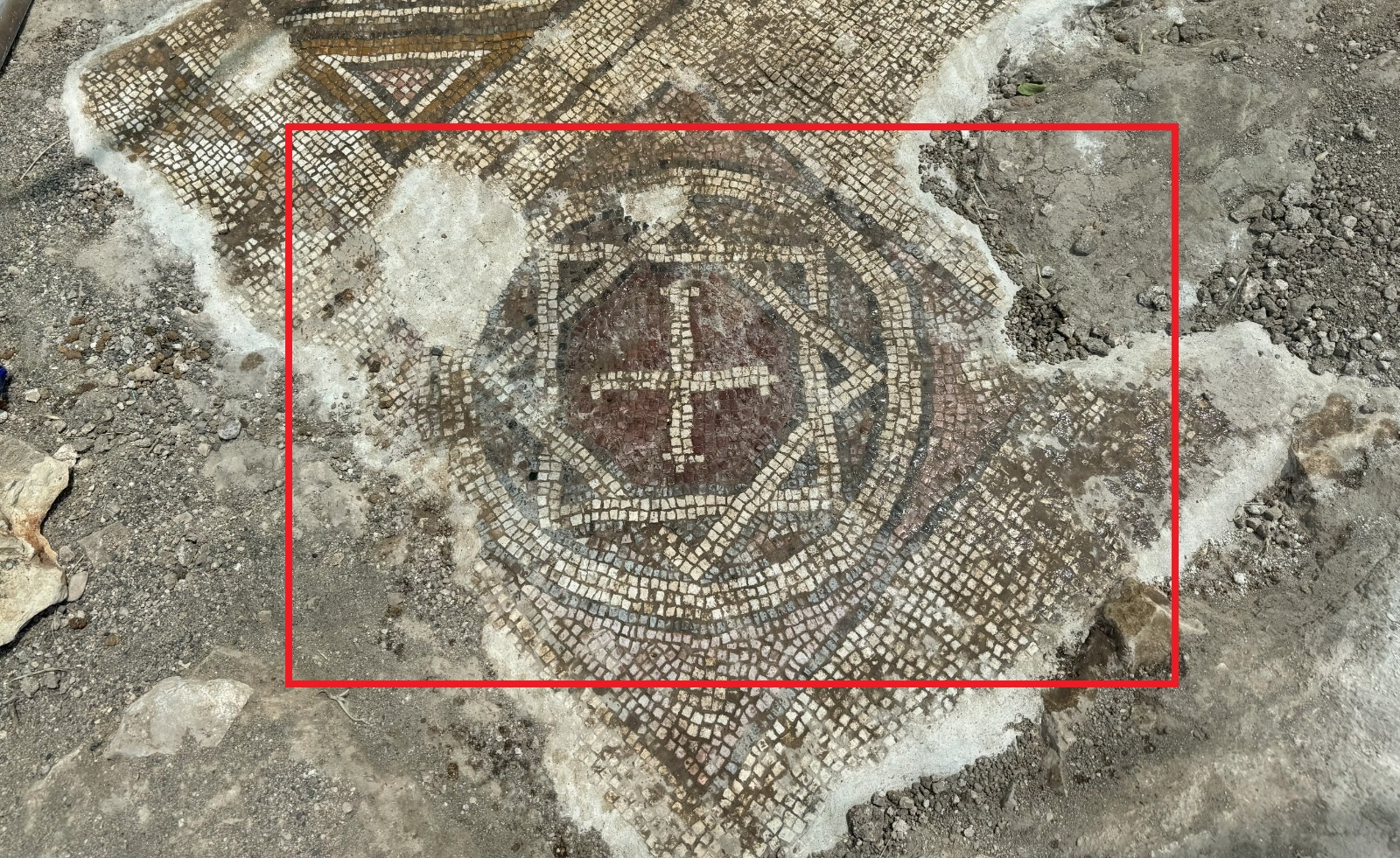 Mezar kazısında mozaik, Davut yıldızı ve 6 satırlık dilekçe yazısı ortaya çıktı
