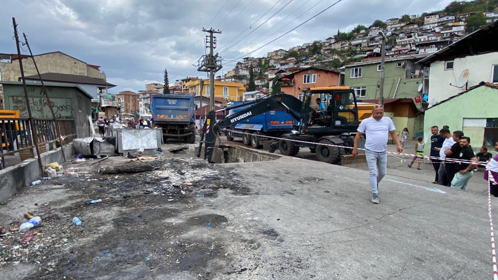 Yol çöktü, kamyon oluşan çukura düştü