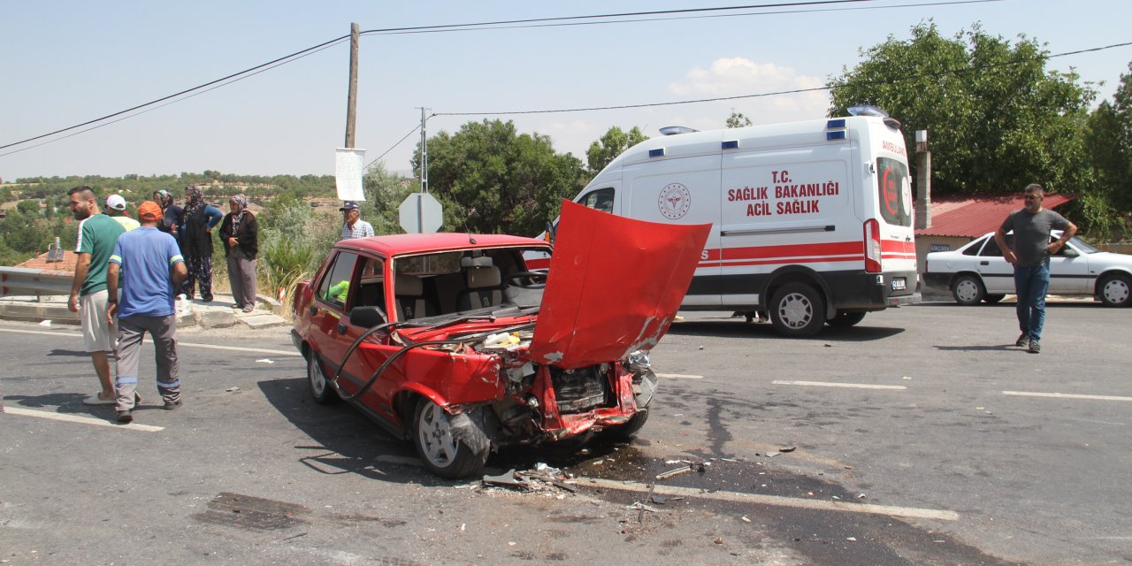 İki otomobilin çarpışması sonucu 4 kişi yaralandı