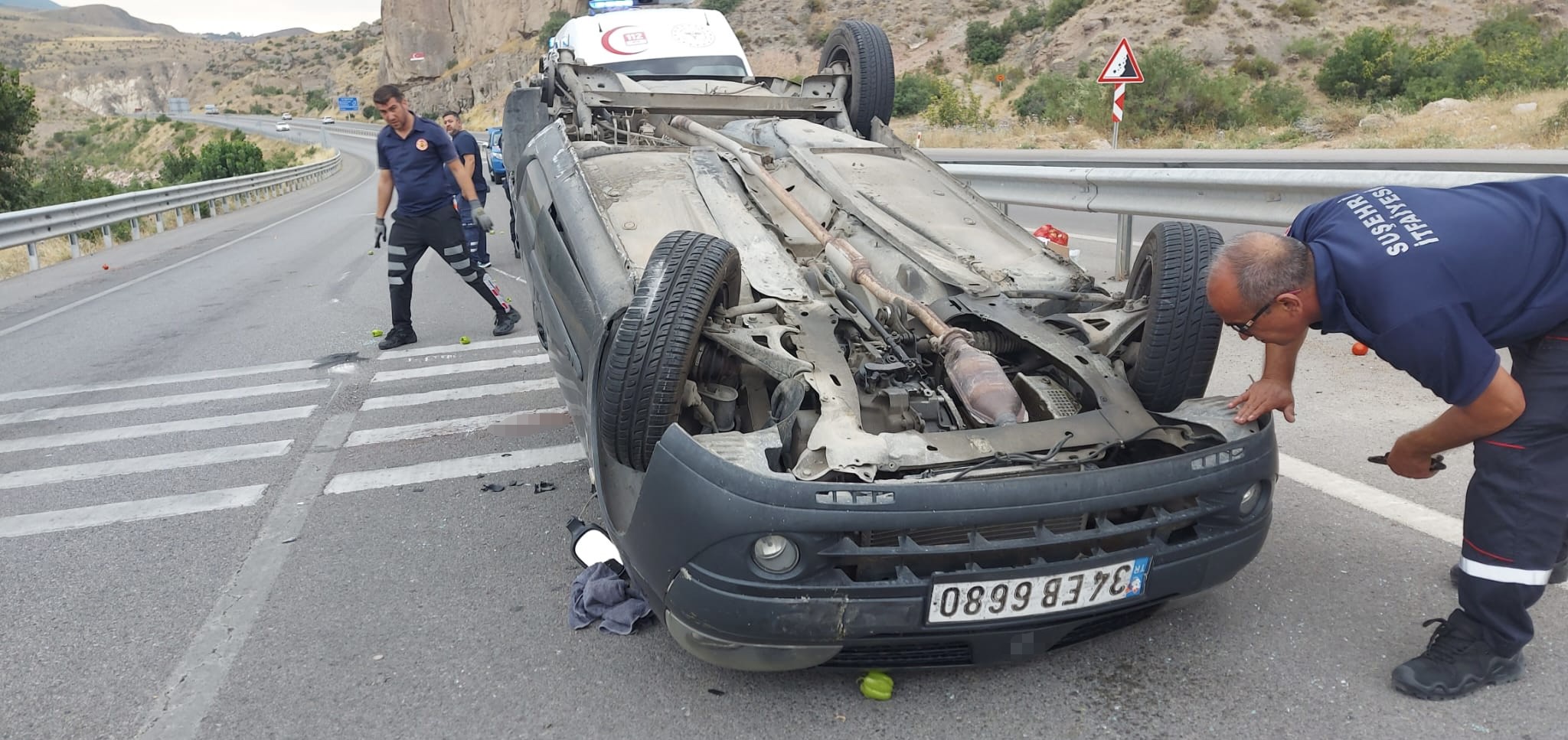Sivas'ta lastiği kopan otomobil kaza yaptı!