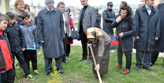 Çocuklar Da Fidanlar Da Gelecek Demek