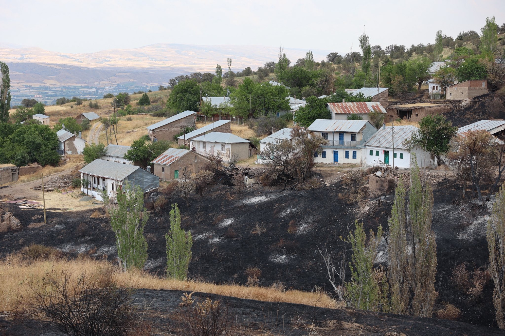 Sivas Valisi Şimşek, Yangında Zarar Gören 12 Evi Yerinde İnceledi