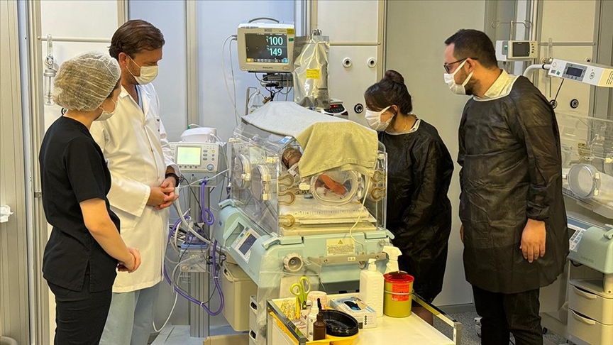 İç organları dışarda doğdu, doktorların sayesinde yaşama tutundu!