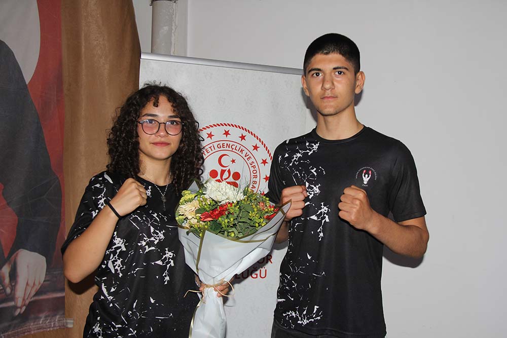 Sivaslı altın sporculara altın ödülü