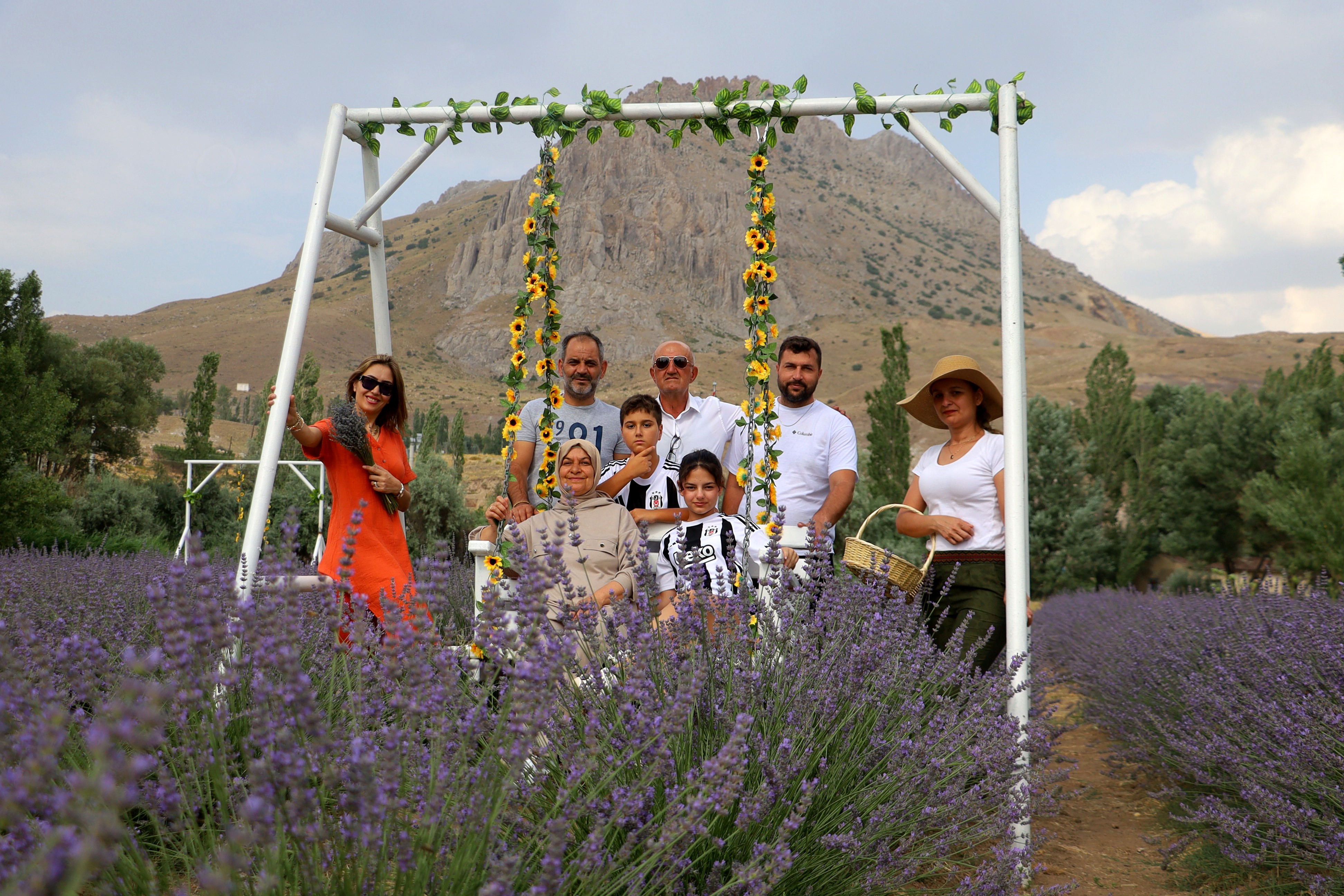 Âşık olduğu dağın eteğine lavanta bahçesi kurdu
