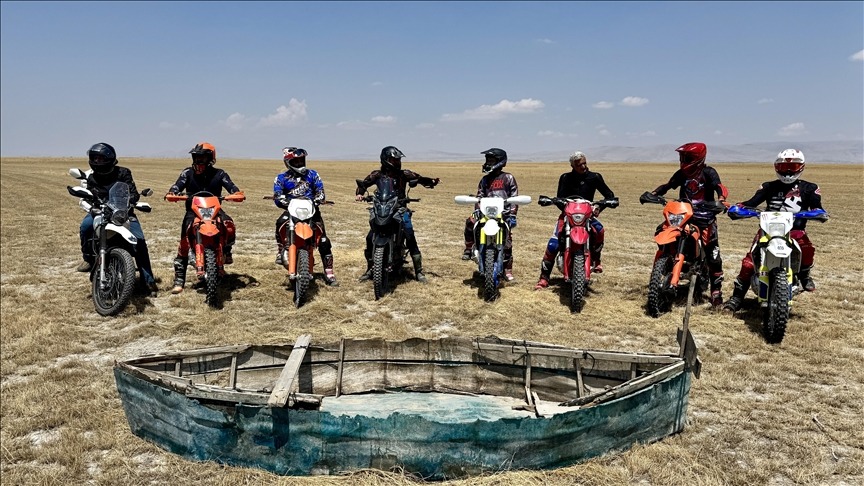 Kuruyan gölde motosikletle gezdiler!