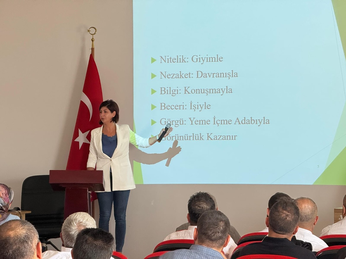 Kurum çalışanlarına protokol ve nezaket kuralları eğitimi verildi