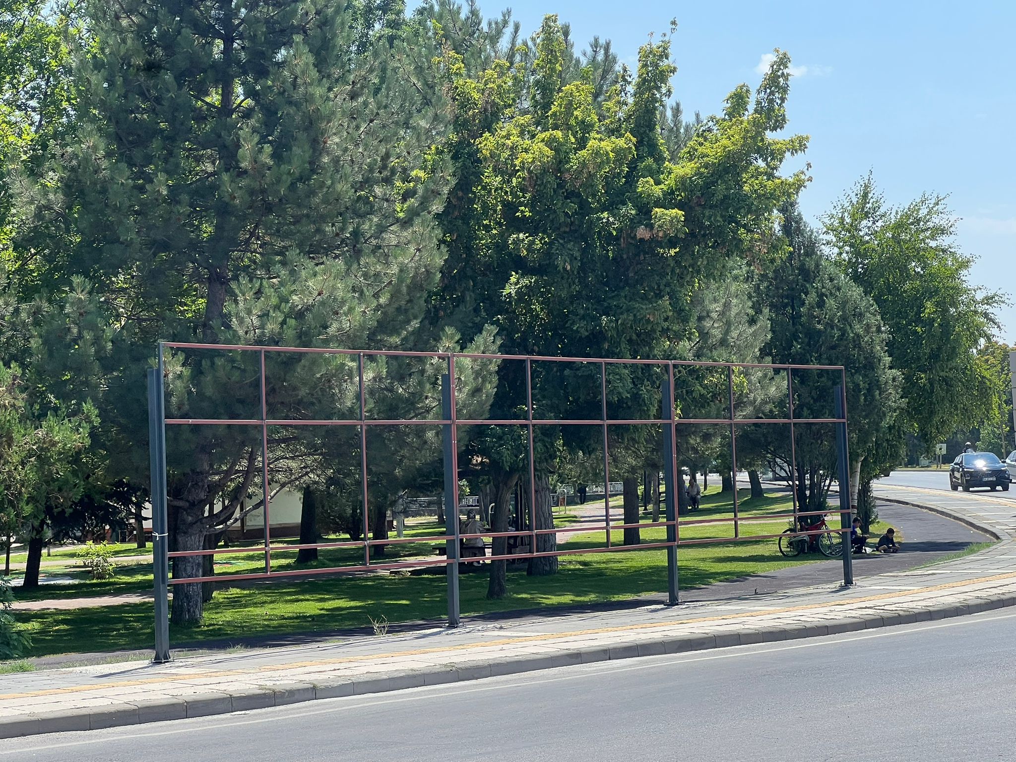 Tuğutlar Camisi Önüne Konulan Reklam Panoları Tepki Çekti: "Burası Ticaret Yeri Değil!"