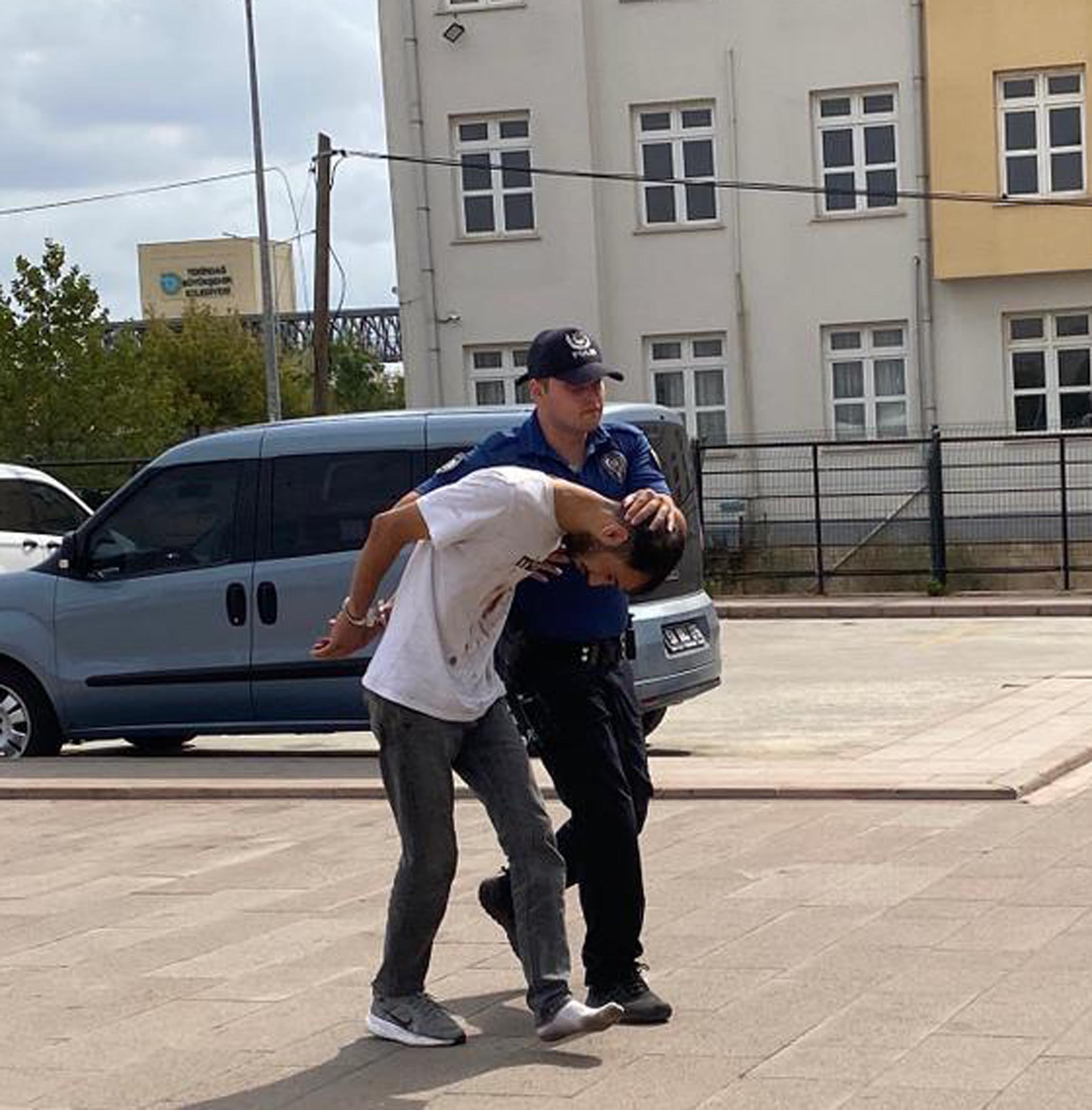 Uyuşturucu ile yakalandı, polisin serçe parmağını ısırıp kopardı