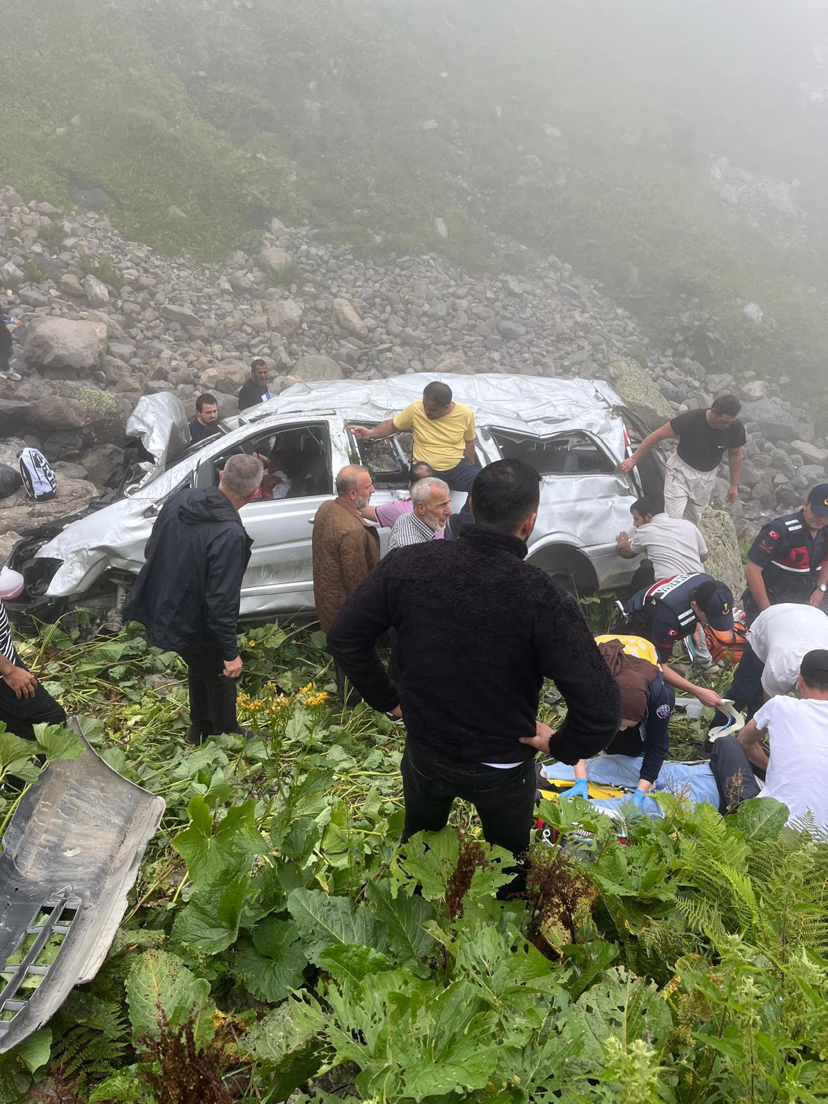 Arap turistleri taşıyan minibüs, uçuruma yuvarlandı