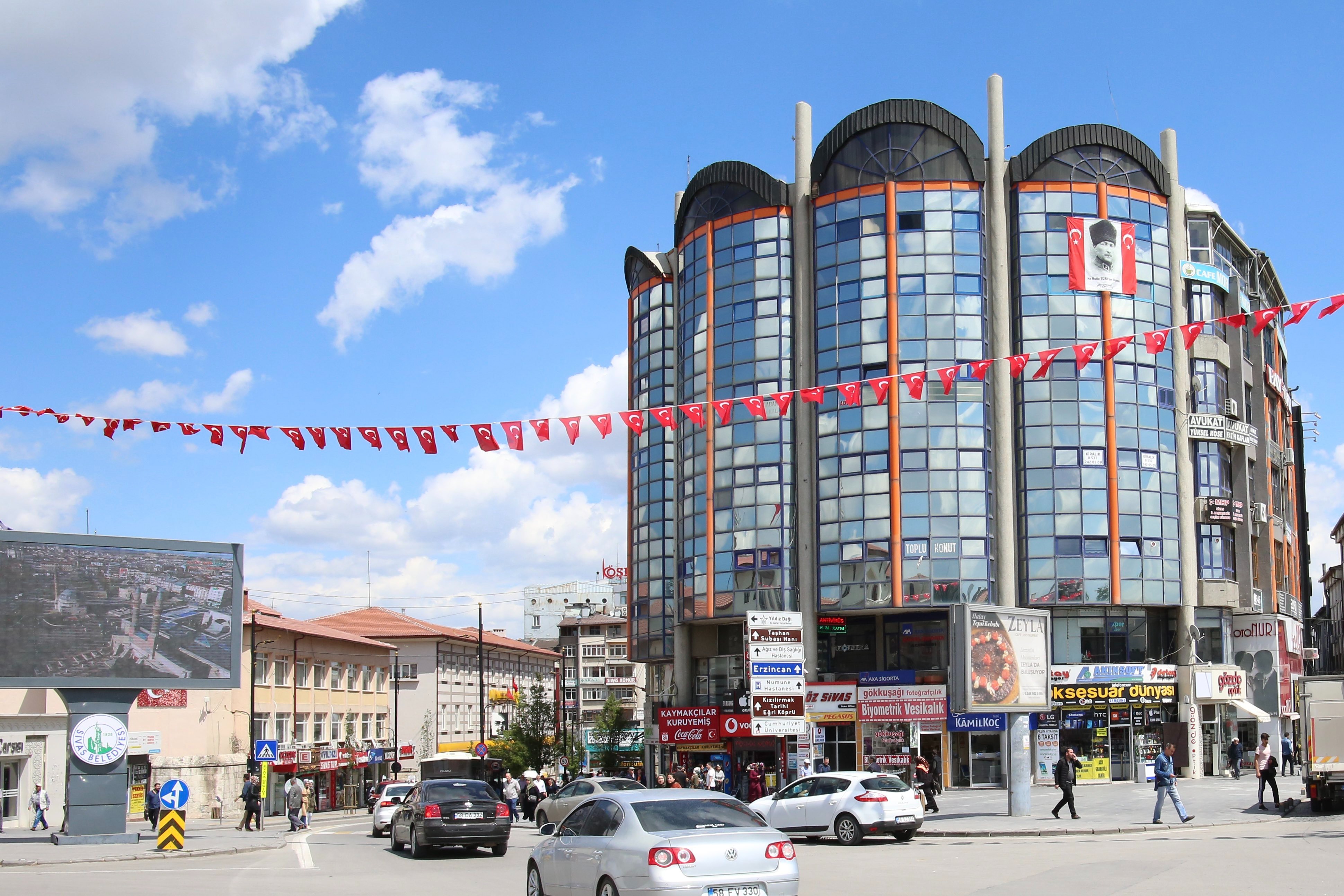 Sivas'ta  Aynalı Çarşı’nın Dış Cephesi Tarihi Meydanla Uyumlu Hale Getiriliyor