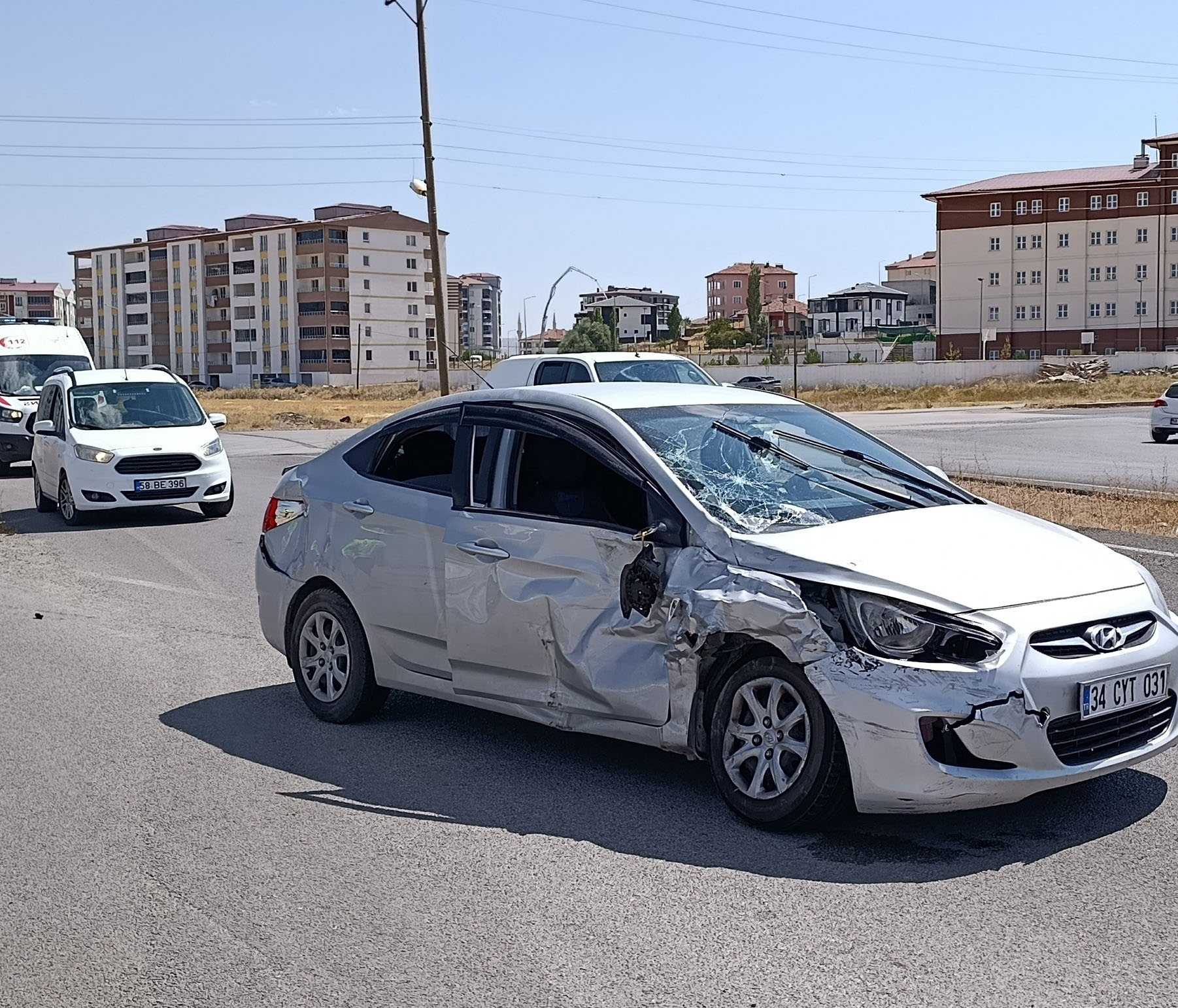 Sivas'ta kamyonetle otomobil çarpıştı