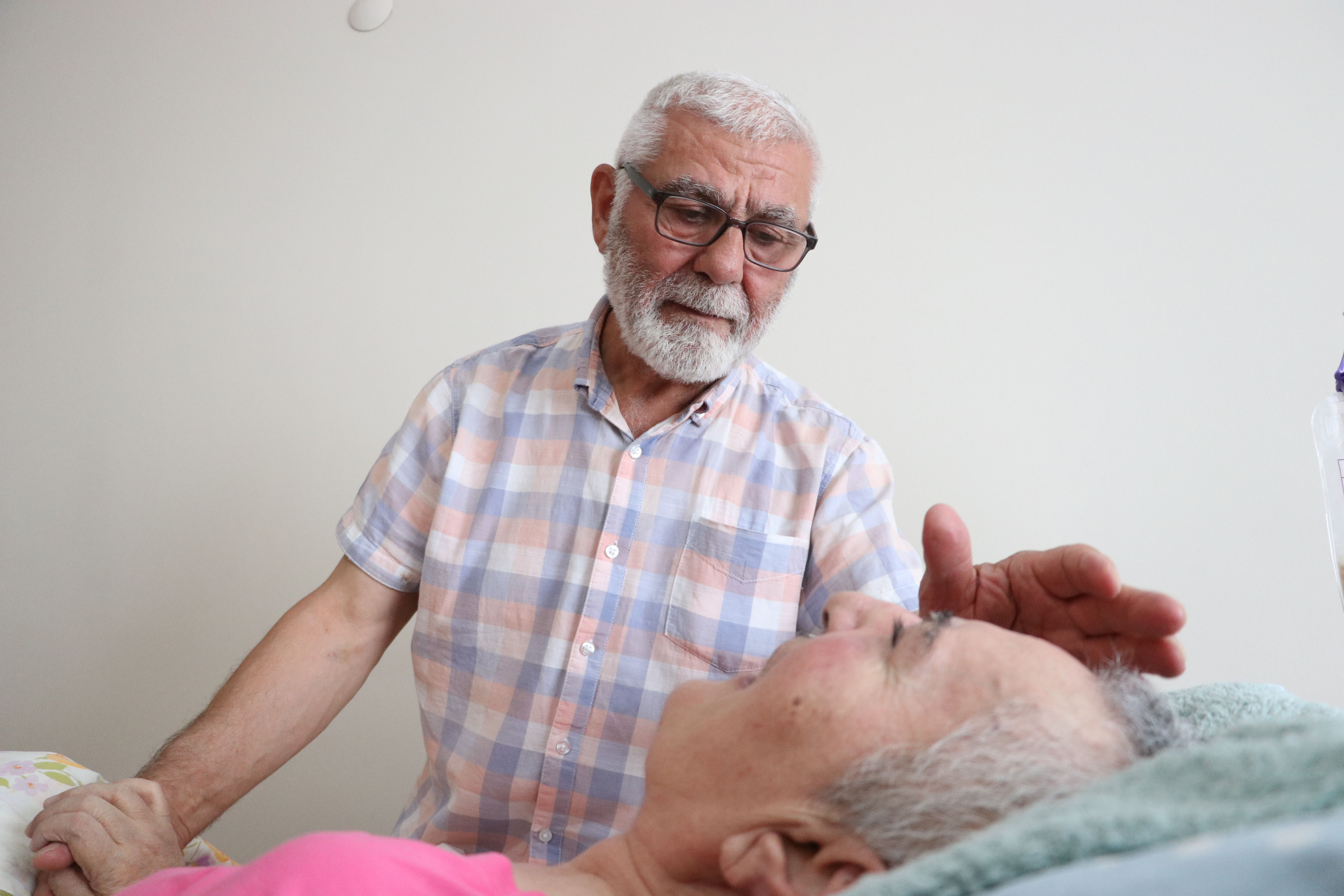 Yatalak ve konuşamayan eşine 10 yıldır gözü gibi bakıyor