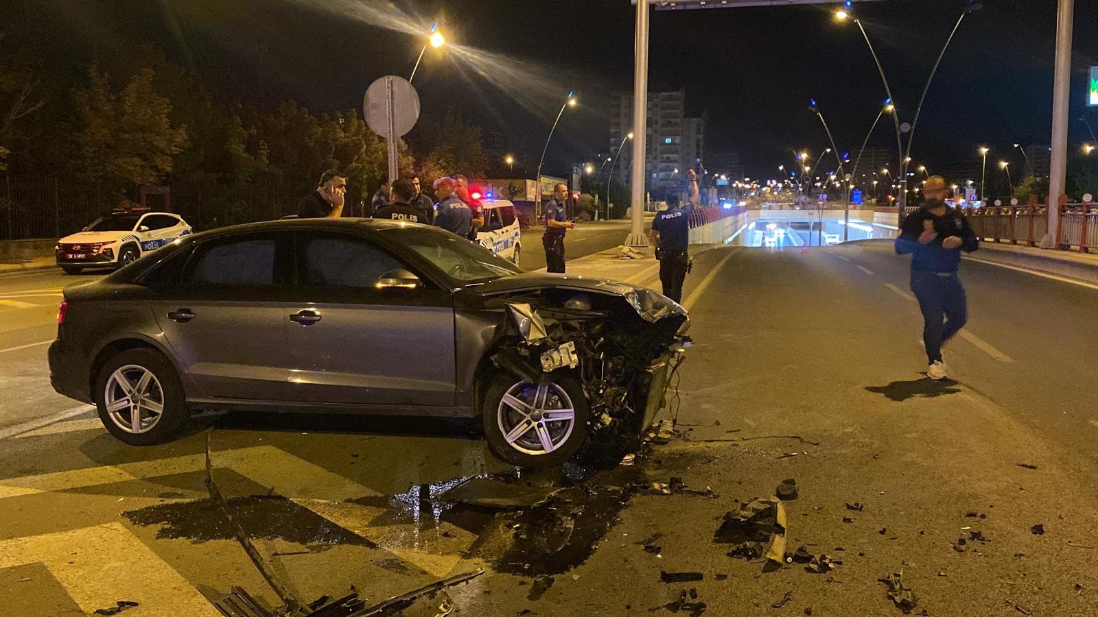 Ters yöne dönmeye çalışan otomobil kazaya neden oldu