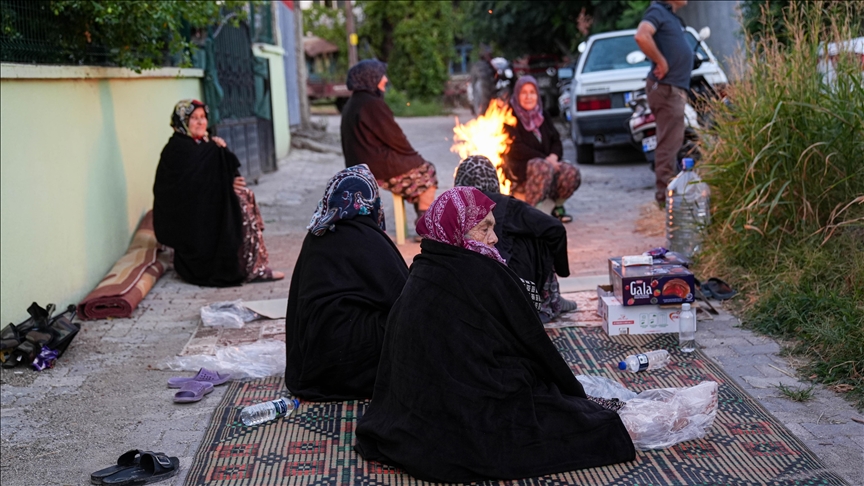 Depremden etkilenen vatandaşlar geceyi sokakta geçirdi!