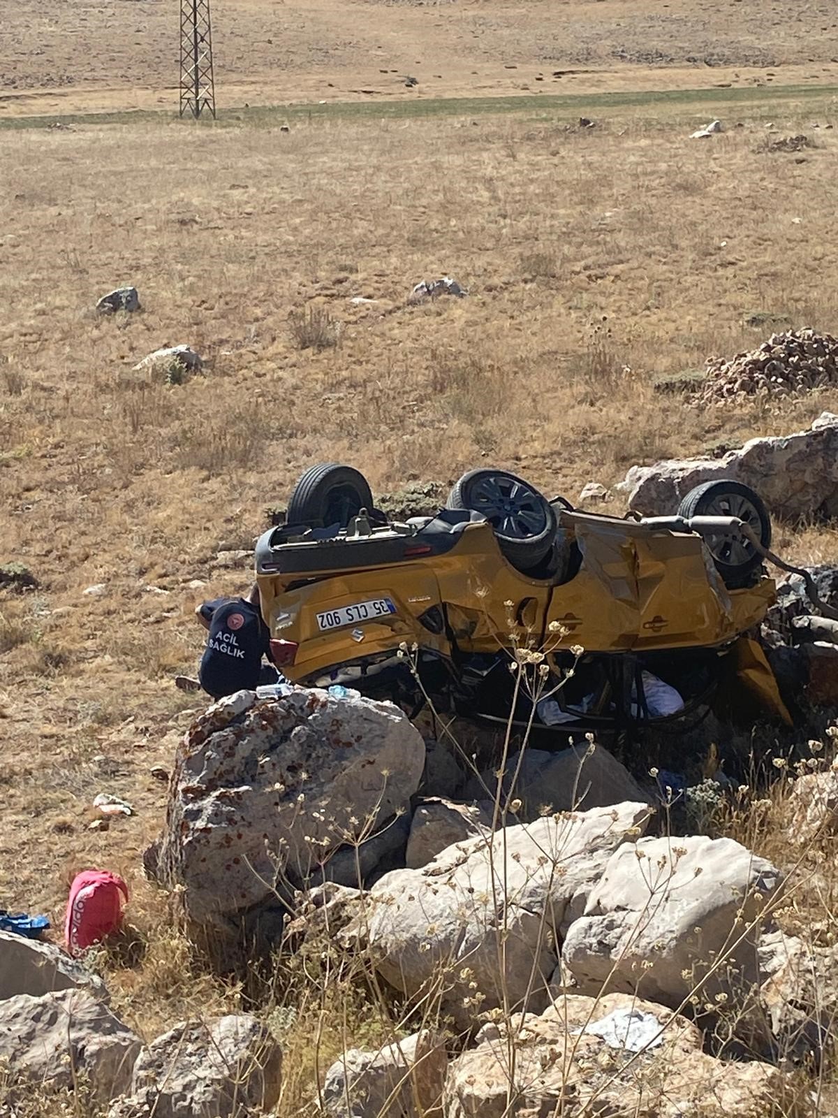 Sivas'ta otomobil şarampole yuvarlandı!