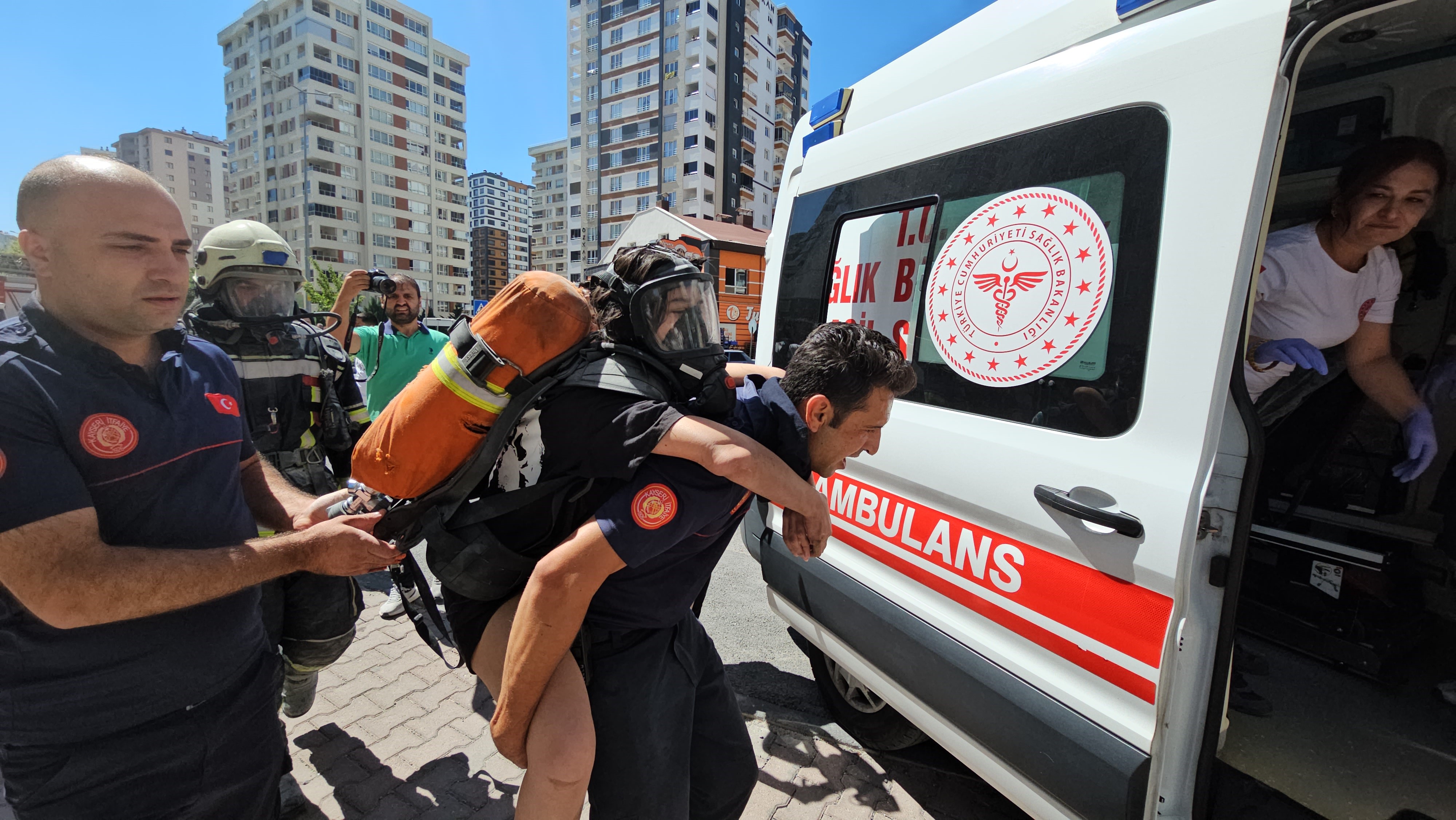 14 katlı binada yangın çıkıt, 30 kişi tahliye edildi!