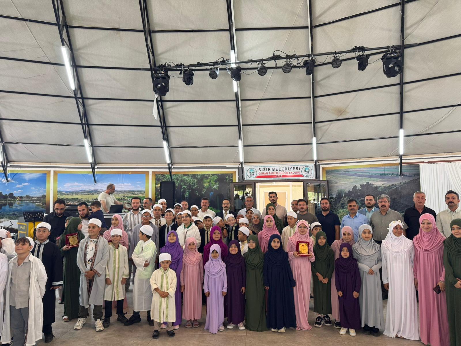 Öğrencilerden ilahili şiirli kapanış