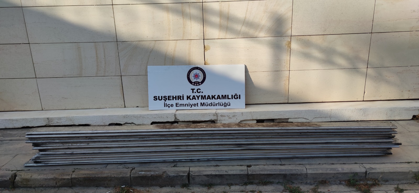 Suşehri’nde 15 Alüminyum Çıta Çalan Zanlılar Kıskıvrak Yakalandı