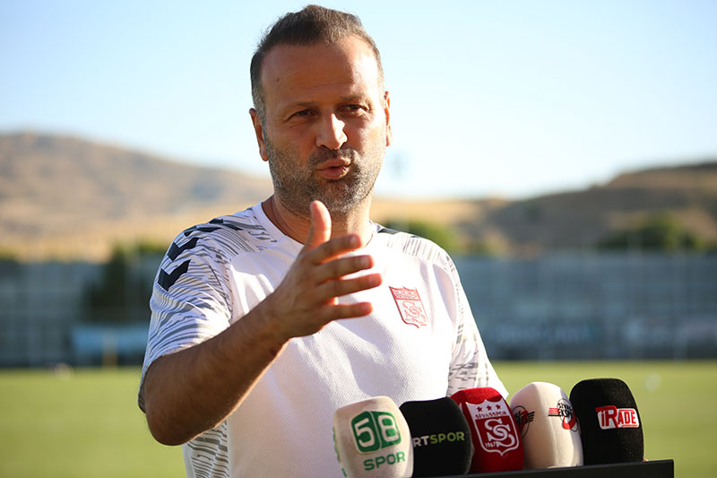 Sivasspor teknik direktöründen taraftara güvence:  “SABIRLI OLUN”