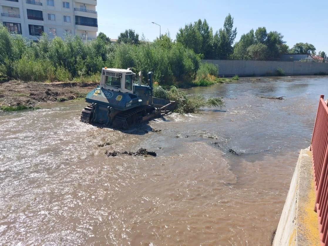 Kızılırmak’ta temizlik çalışmaları sürüyor