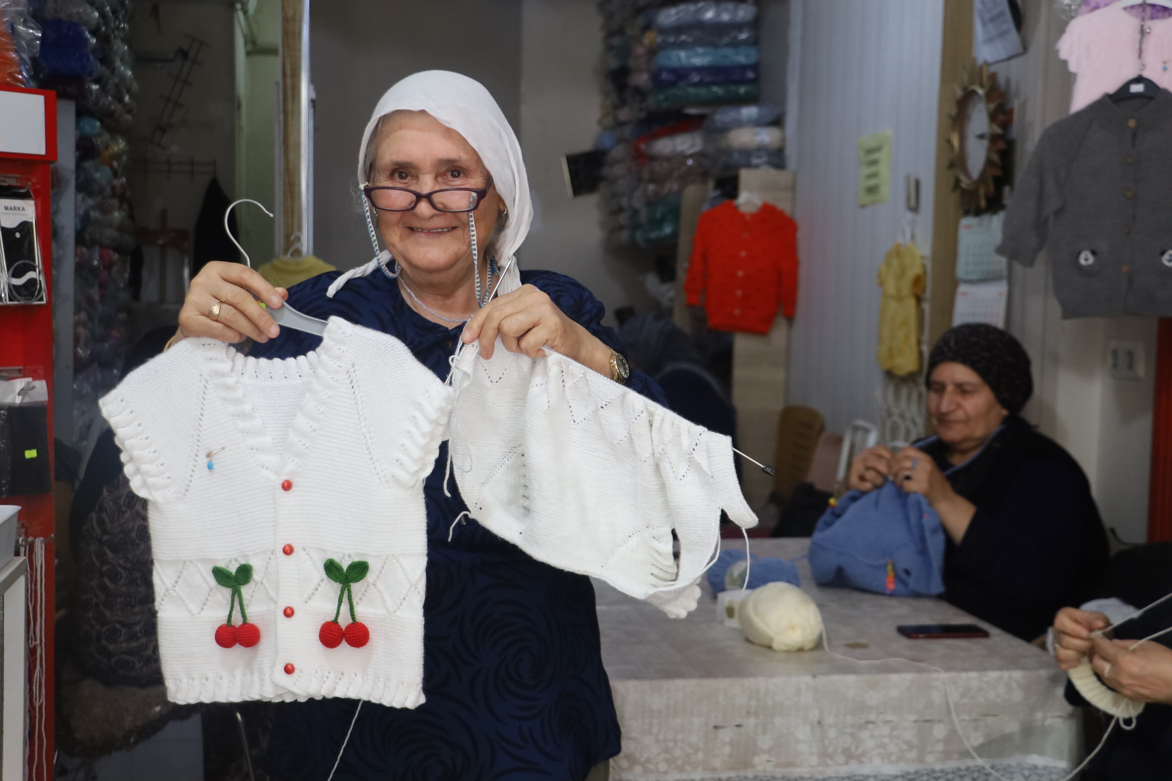 Tuhafiyeden el işi atölyesine... Ev ekonomisine destek de oluyorlar
