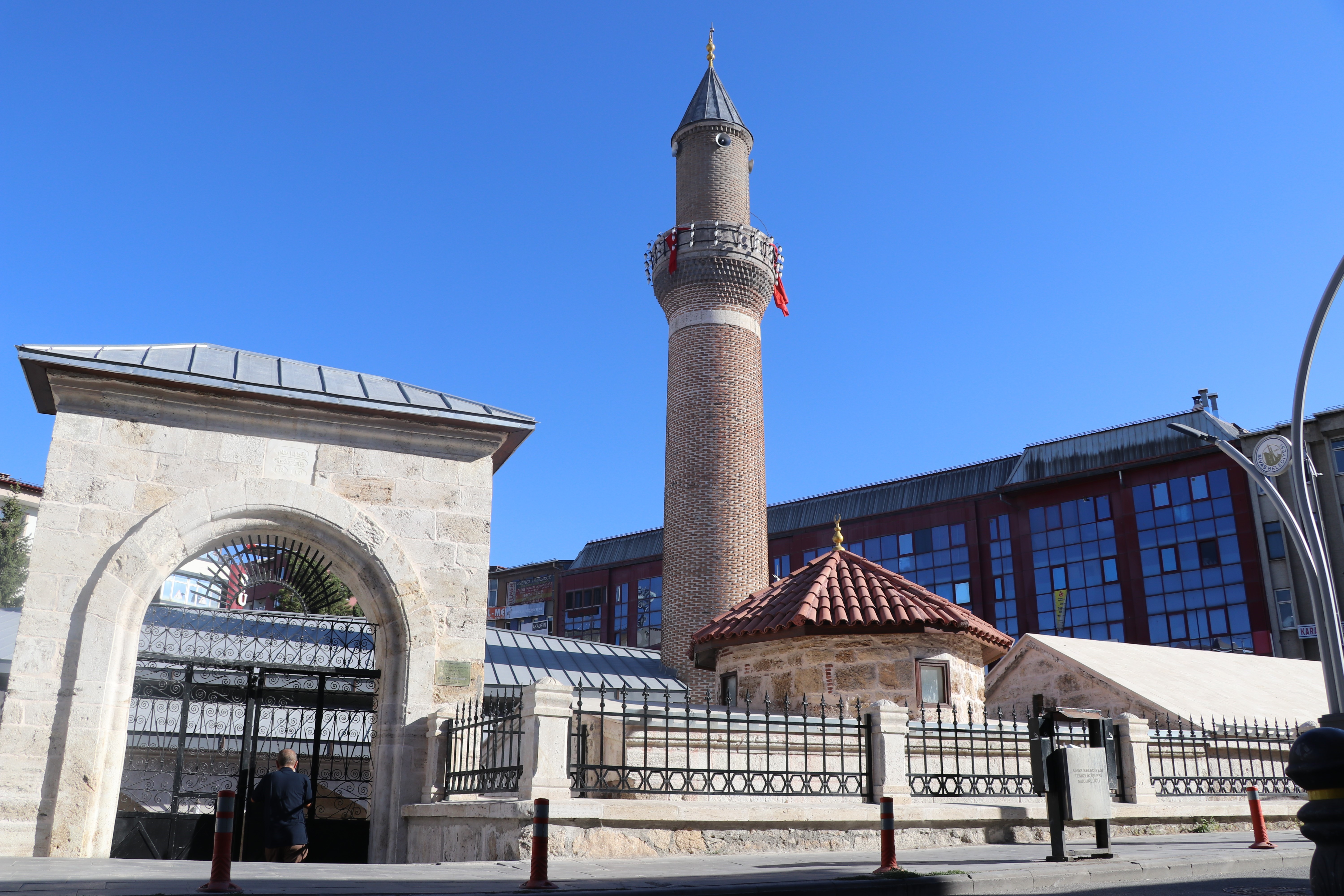 5 asırlık cami ibadete açıldı!