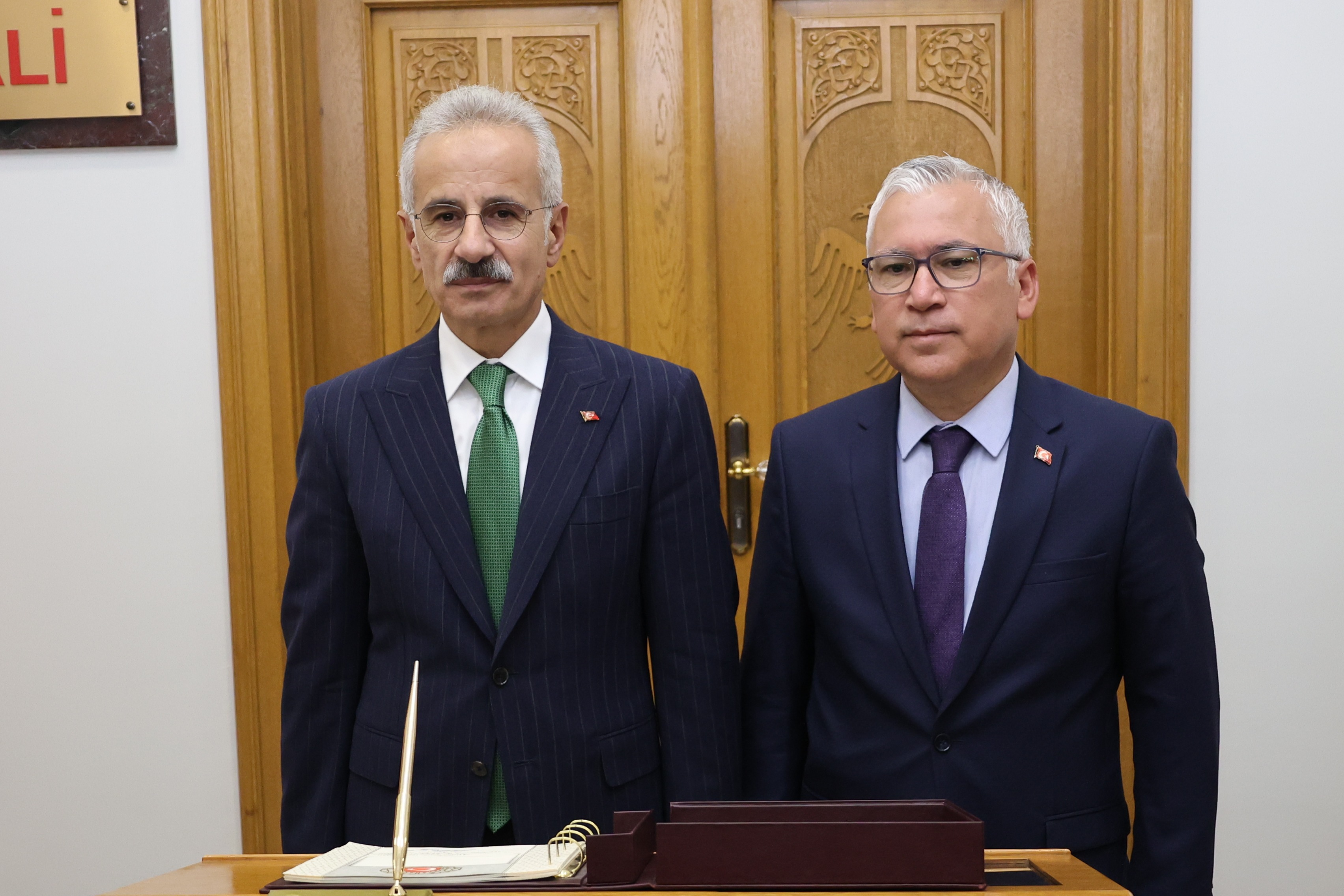 Bakan Uraloğlu "Şeref Defteri"ni imzaladı!