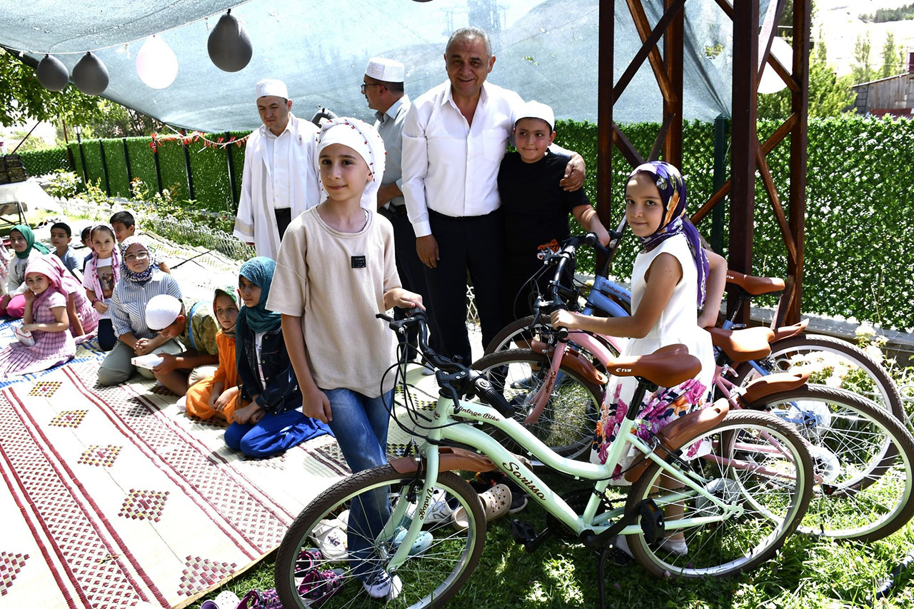 Öğrencilerin heyecanına ortak oldu