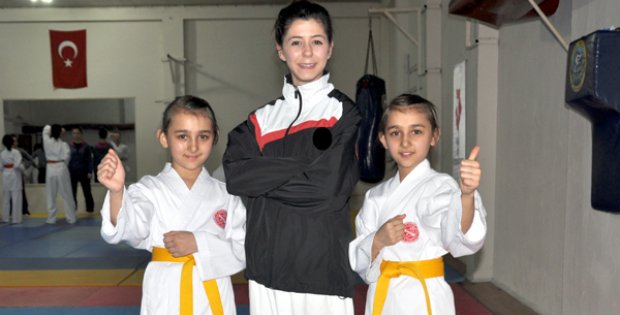 İKİZLERİN KARATE AŞKI