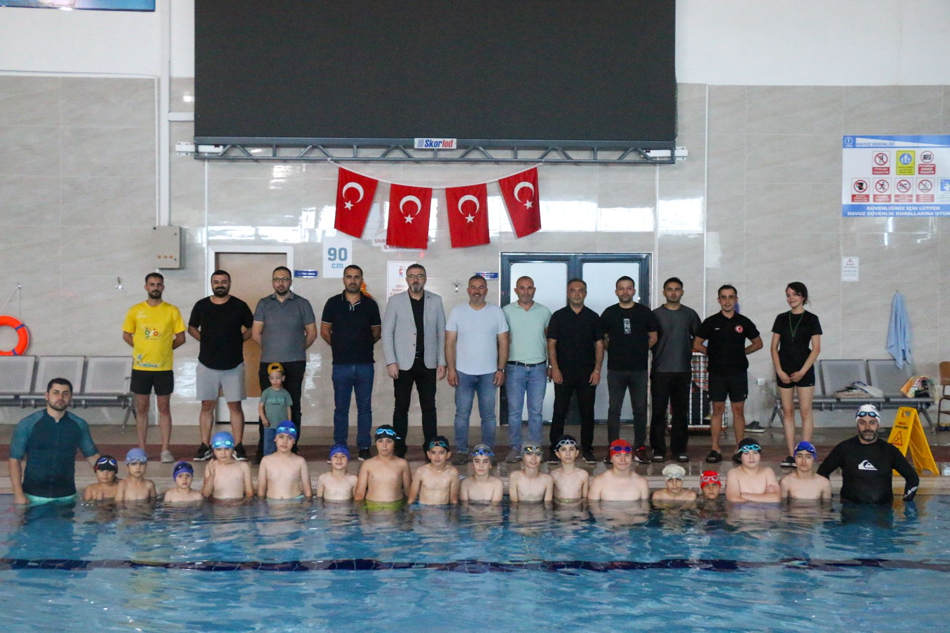 Sivas'ta Şehit Ailelerine Yüzme Eğitimi