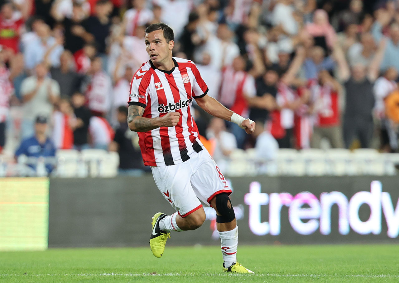 Sivasspor’un ilk golü Charisis’ten