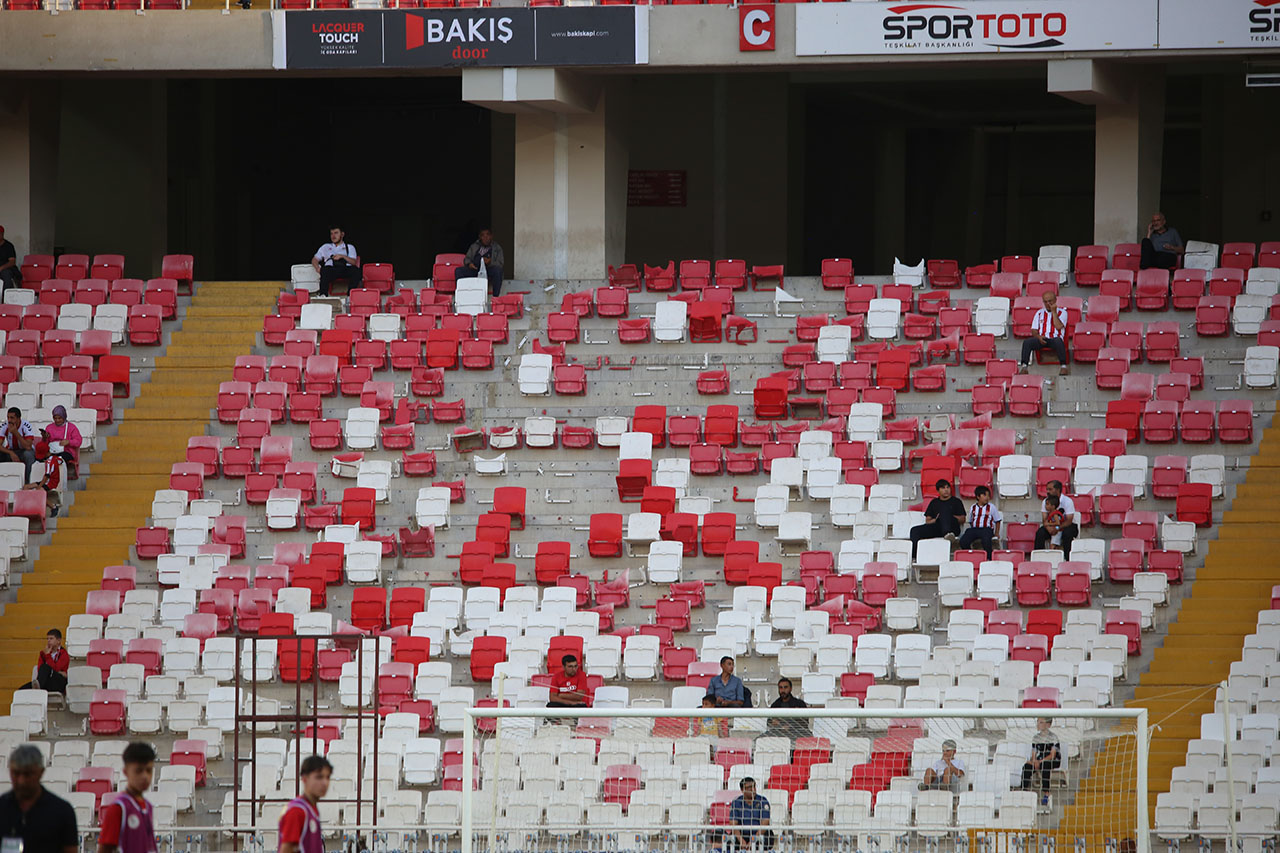 4 Eylül Stadı’nda kırık koltuk krizi!