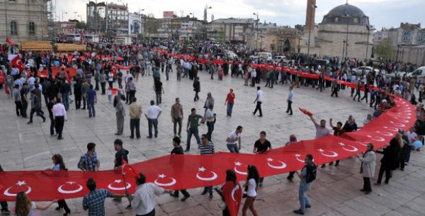 Ülkücü gençlerden Türkçülük Günü yürüyüşü