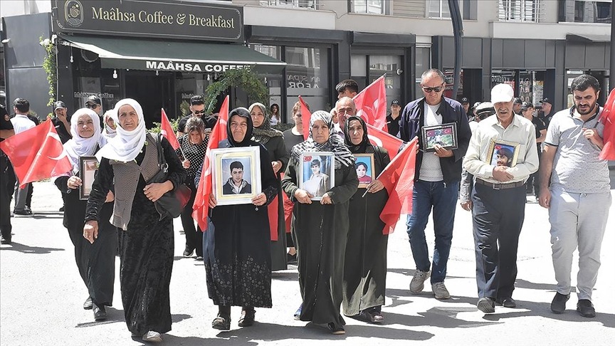 DEM Parti binası önündeki "evlat nöbeti"ni sürdürdüler