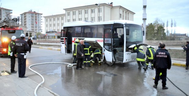 Seyir Halindeki Servis Otobüsünde Yangın Çıktı