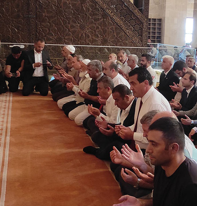 Özgür Özel Divriği Ulu Camii'de Cuma namazı kıldı