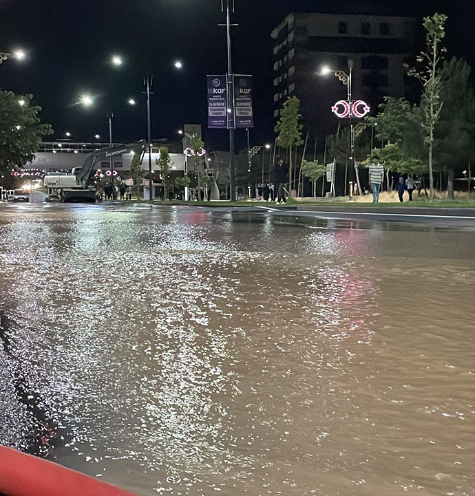 Sivas'ta su borusu patladı, yollar göle döndü...