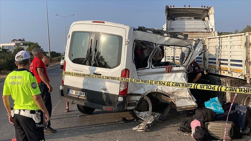 Öğrencileri taşıyan minibüs tıra çarptı: 1'i çocuk 2 kişi öldü