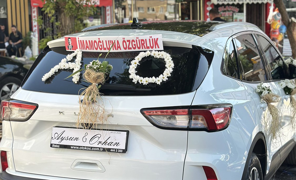 Sivas'ta Yeni Evli Çiftten Dikkat Çeken Mesaj: "İmamoğlu'na Özgürlük"